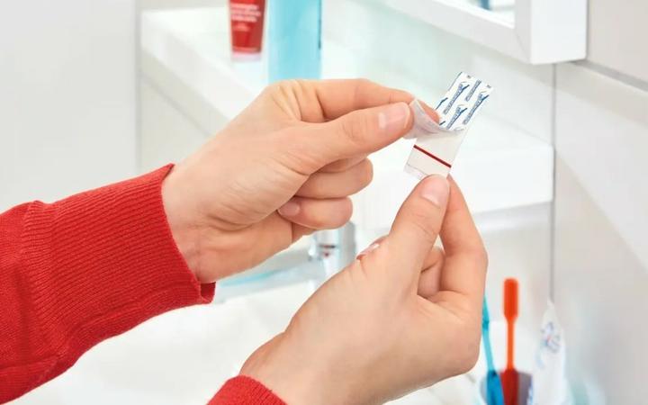Productafbeelding tesa Powerstrips haken LARGE rechthoek, zwart gemaakt van hoogwaardig kunststof, herbruikbaar met
