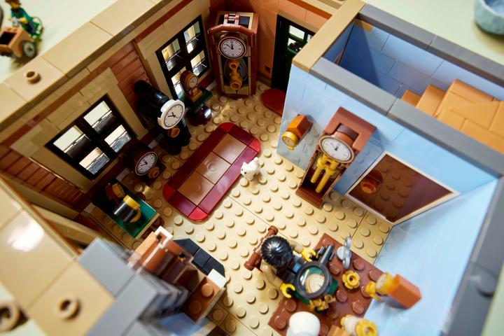 Actual product image LEGO Tudor-style corner house (10350, LEGO Icons, LEGO Rare Sets)