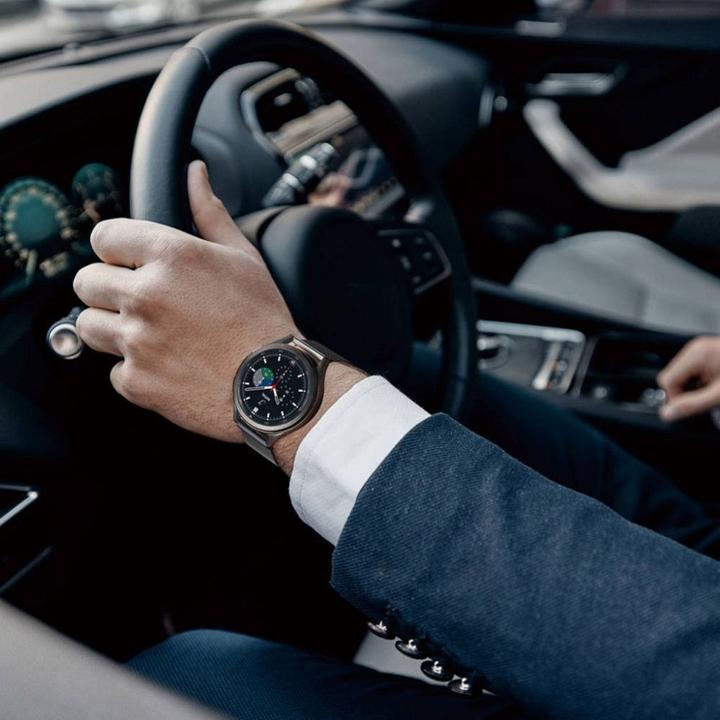 Actual product image Dux Ducis Milanese Series (45 mm, 22 mm, Stainless steel)