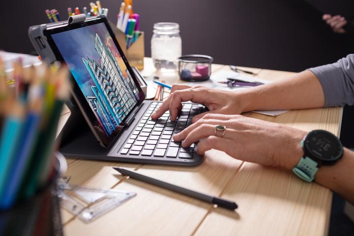 Immagine prodotto Zagg Messaggero Folio 2 (CH, iPad 2020 (8. Gen), iPad 2019 (7° gene), iPad Air 2019 (3. Gen), iPad 2021 (9a generazione))