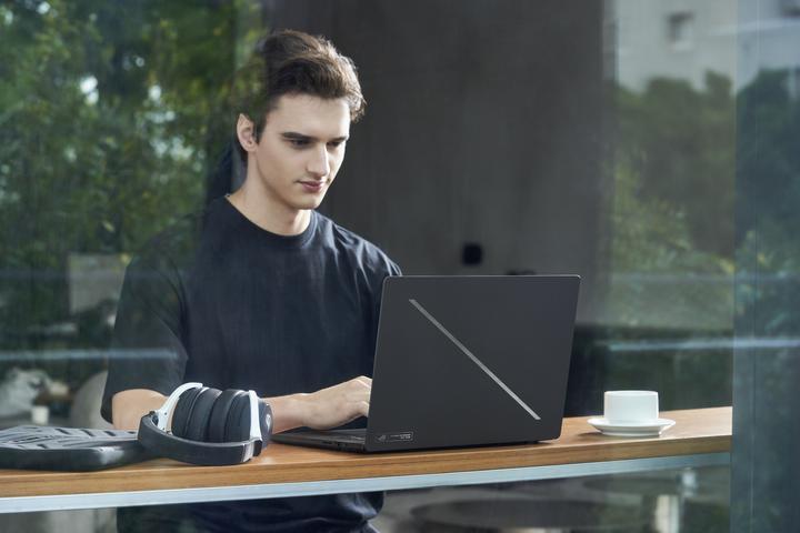 Immagine prodotto ASUS ROG Strix Scar 18 (18", Intel Core i9-14900HX, 32 GB, 2000 GB, DE)