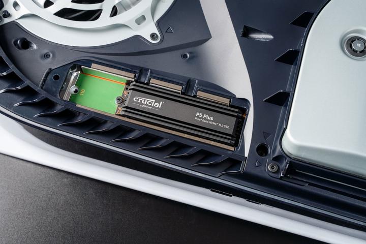 Immagine prodotto Crucial P5 Plus with Heatsink (2000 GB, M.2 2280)