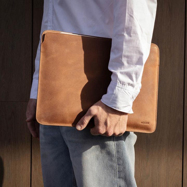 Actual product image Accezz Leather Laptop hoes MacBook 14 inch - Laptopsleeve - Cognac (14", Apple)