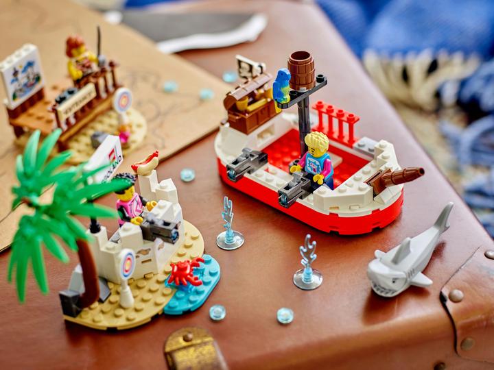 Actual product image LEGO Promotional LEGOLAND Pirate Splash Battle (40710)