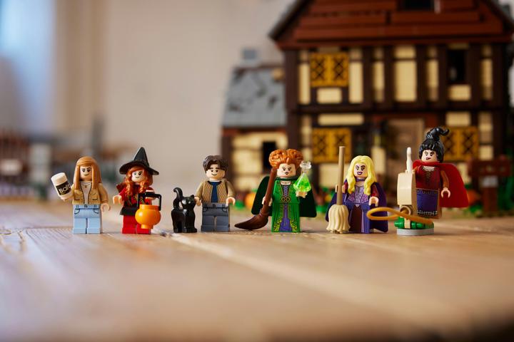 Image du produit LEGO Disney Hocus Pocus: The Sanderson Sisters' Cottage (21341, LEGO Ideas, LEGO difficiles à trouver)
