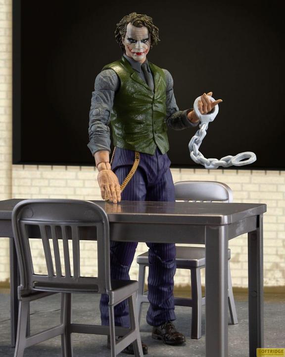 Immagine prodotto McFarlane Figura d'azione del Multiverso DC Il Joker (variante della cella) (Il Cavaliere Oscuro) (Etichetta