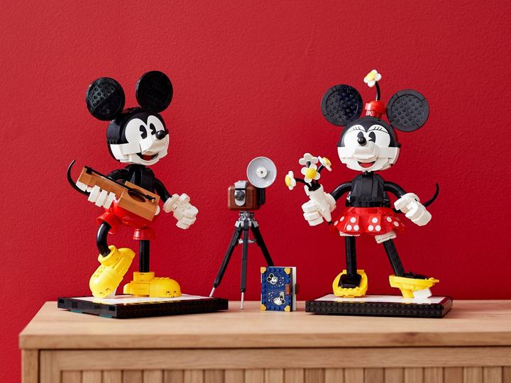 Actual product image LEGO Mickey Mouse and Minnie Mouse (43179, LEGO Disney, LEGO Rare Sets)