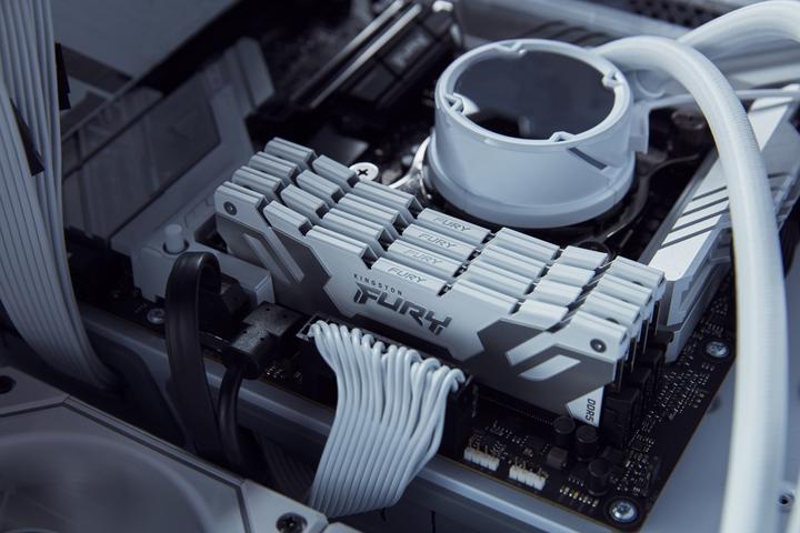 Image du produit Kingston 48GB 8800MT/s DDR5 CL42 CUDIMM Kit of 2 FURY Renegade White (2 x 24 Go, 8800 MHz, RAM DDR5, DIMM)