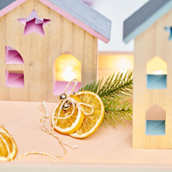 Produktbild VBS Häuser-Silhouetten mit Fenster "Weihnacht", 3er-Set, MDF-Holz