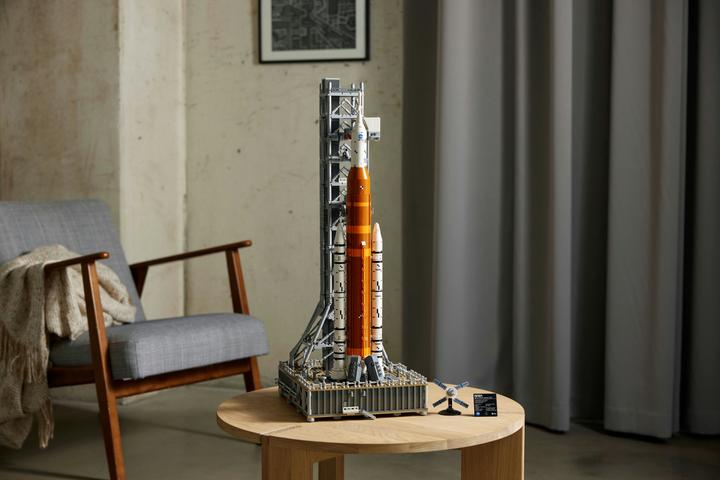 Actual product image LEGO NASA Artemis launch pad (10341, LEGO Icons, LEGO Rare Sets)