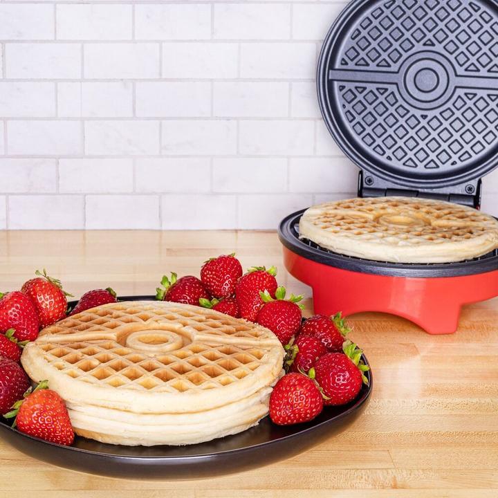 Actual product image Uncanny Brands Pokemon Waffle Maker Pokeball (EU plug)