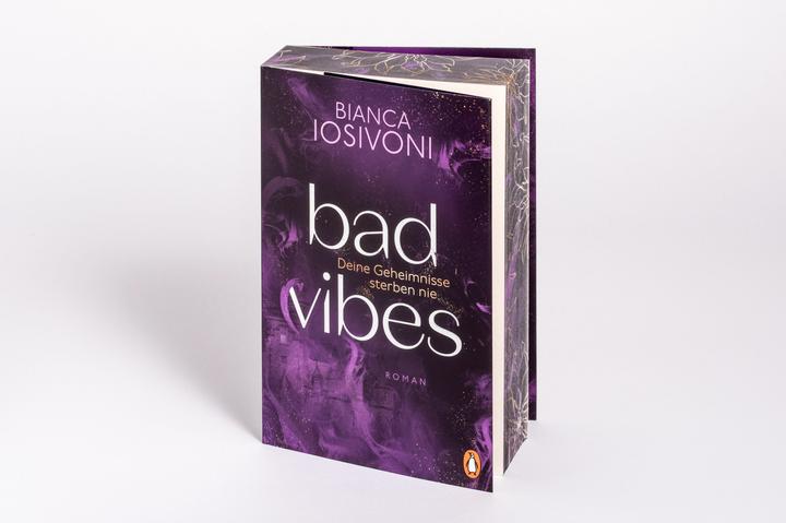 Actual product image BAD VIBES. Deine Geheimnisse sterben nie (German, Bianca Iosivoni, 2025)