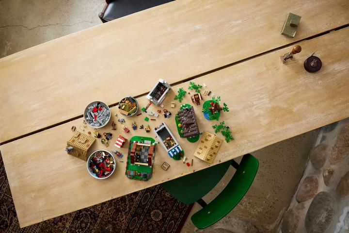 Actual product image LEGO Medieval town square (10332, LEGO Icons, LEGO Rare Sets)
