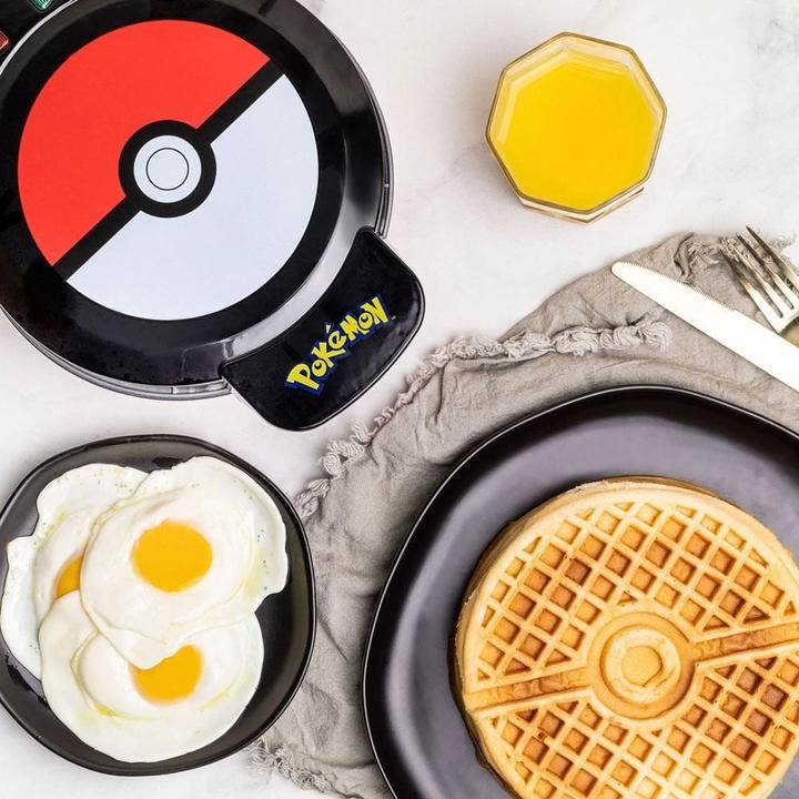Actual product image Uncanny Brands Pokemon Waffle Maker Pokeball (EU plug)