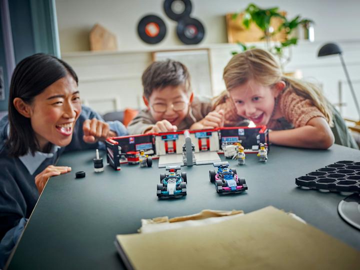 Image du produit LEGO F1 Garage mit Mercedes-AMG & Alpine Rennautos (60444, LEGO City)