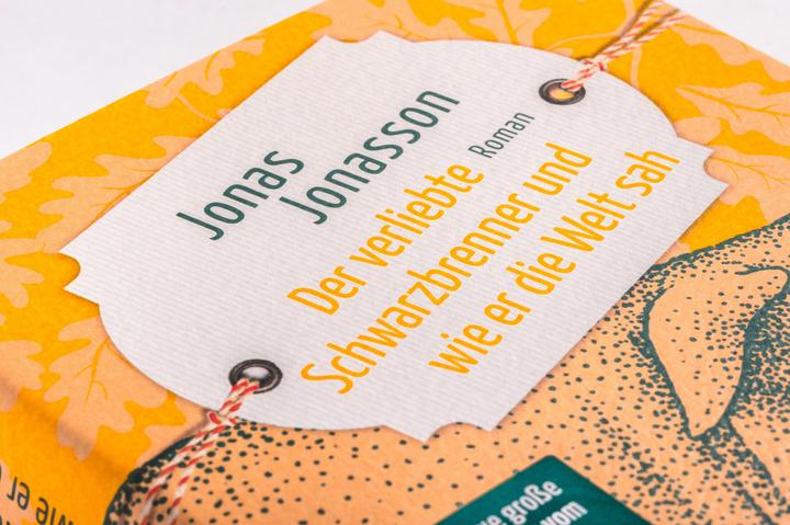 Produktbild Der verliebte Schwarzbrenner und wie er die Welt sah (Deutsch, Jonas Jonasson, 2024)