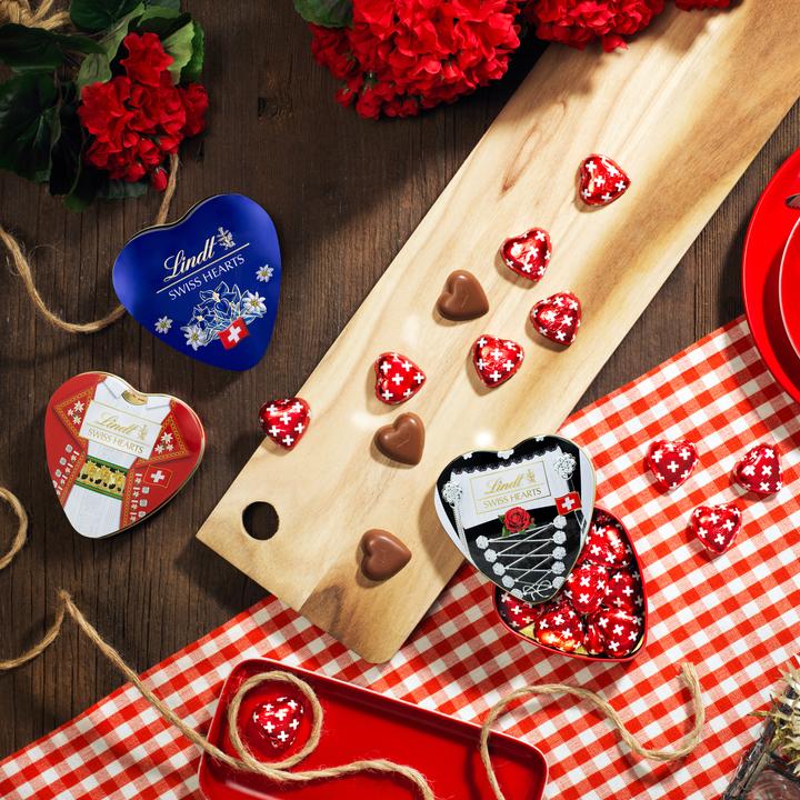 Actual product image Lindt Souvenir hearts milk heart tin traditional costume edition (90 g)