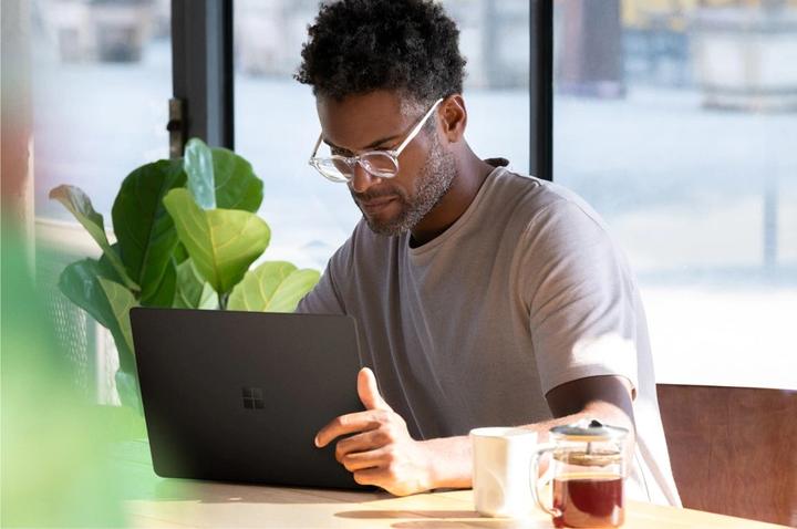 Produktbild Microsoft Surface Laptop 2 (13.50", Intel Core i7-8650U, 8 GB, 256 GB, DE)