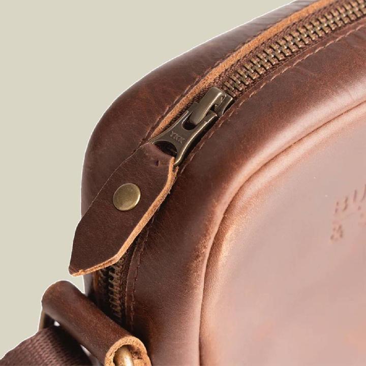 Image du produit Buckle & Seam Leder Crossbody Bag Runner Braun/Dots