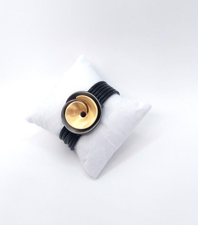 Produktbild Signé Signè Armband Schwarz mit Magnetverschluss & vergoldete Blume No.4 (Metall, Messing, Leder, Bleifrei, Cadmiumfrei, Nickelfrei)