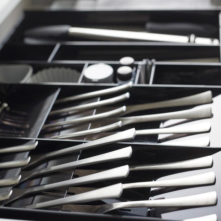 Image du produit Yamazaki Extendable Diagonal Cutlery Tray - Tour - Noir