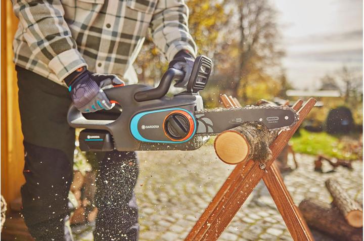 Produktbild Gardena Akku-Kettensäge PowerSaw 250/18V P4A Ready-T-U Set (Akku Kettensäge)