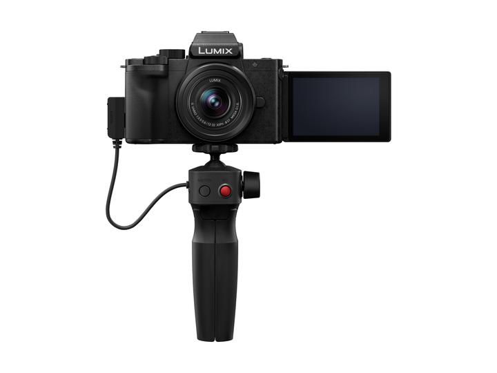 Produktbild Panasonic Lumix DC-G100D + AF 12-32mm f/3,5-5,6 asph. + Stativ Griff DMW-SHGR2 (12 - 32 mm, 20.30 Mpx, Micro Four Thirds)