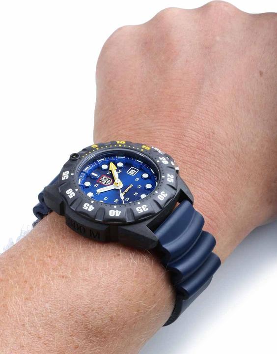Actual product image Luminox Scott Cassell Deep Dive Carbon Blue (Analogue wristwatch, 44 mm)