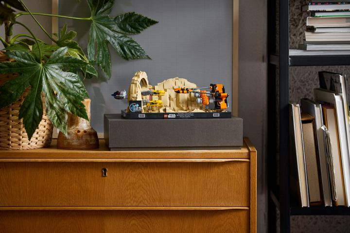 Actual product image LEGO Pod racing in Mos Espa - Diorama (75380, LEGO Star Wars)