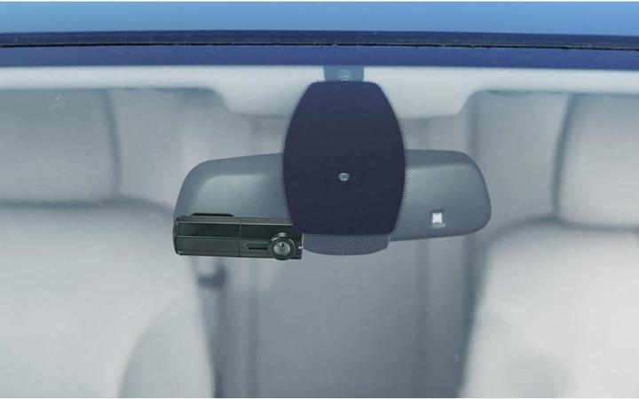 Produktbild Basetech Kfz-Kamera-Attrape mit blinkender LED