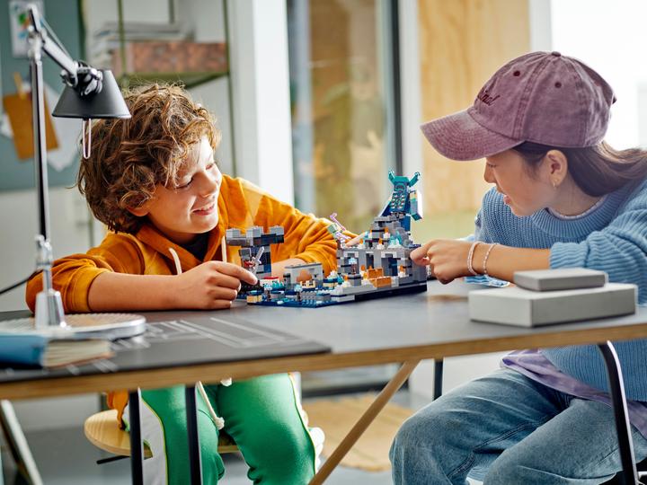 Produktbild LEGO Das Duell in der Finsternis (21246, LEGO Minecraft)