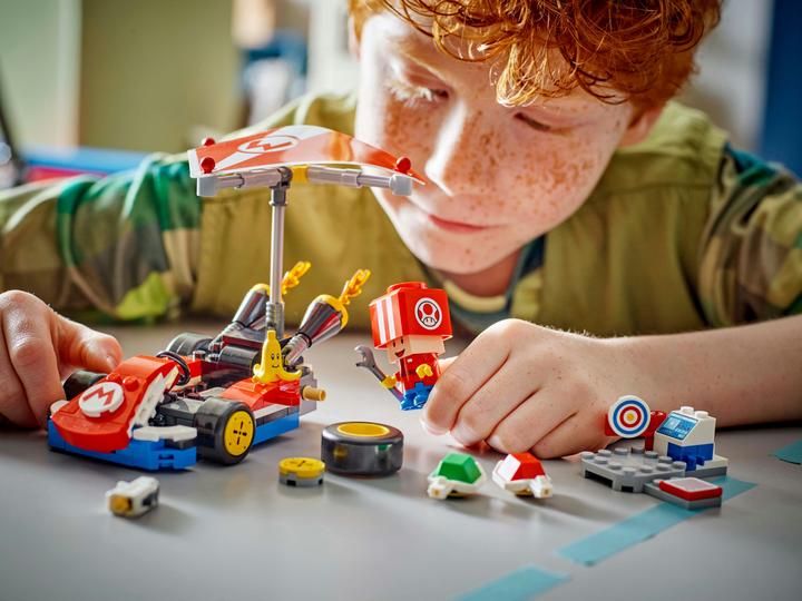 Actual product image LEGO Mario Kart - Standard Kart (72032, LEGO Super Mario)