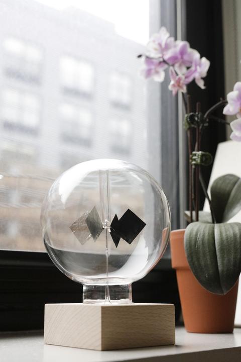 Actual product image Kikkerland Solar Radiometer (11.5 x 12.5 x 16.5 cm)