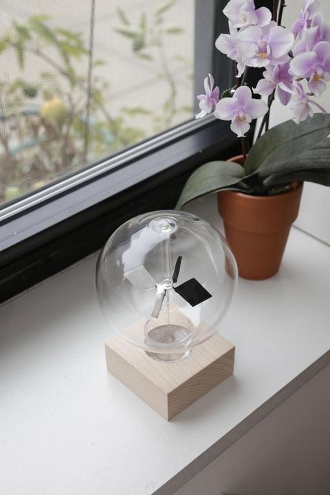 Actual product image Kikkerland Solar Radiometer (11.5 x 12.5 x 16.5 cm)