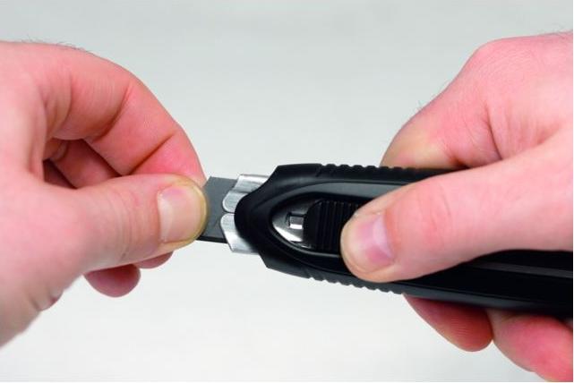 Immagine prodotto Tajima Coltello multiuso con caricatore automatico e 3 lame 18 mm (Taglierini)