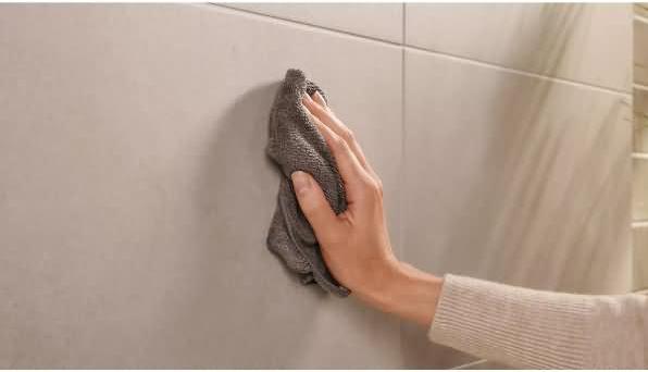 Image du produit tesa MOON WHITE Support de rouleau de papier toilette avec solution adhésive sans perçage