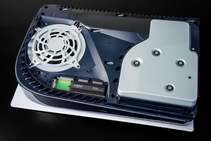 Immagine prodotto Crucial P5 Plus with Heatsink (2000 GB, M.2 2280)