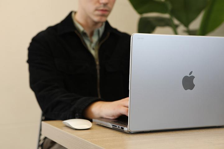 Image du produit Moshi Étui rigide iGlaze - Obudowa MacBook Pro 14" (2021) (Stealth Clear)" (14", Apple)