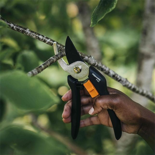 Produktbild Fiskars Solid Bypass-Gartenschere P121