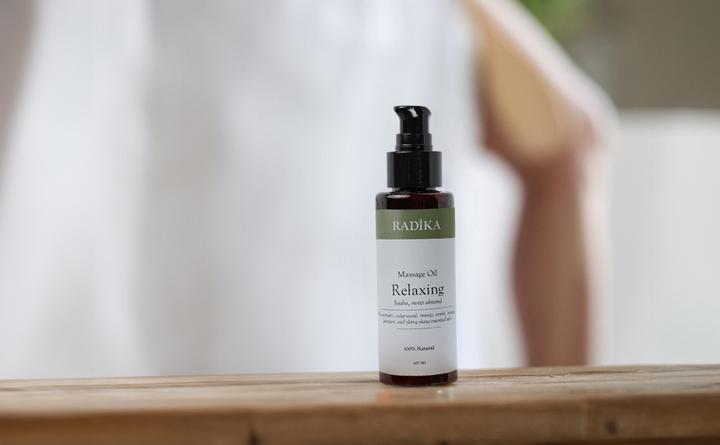 Actual product image Radika Massageöl, Entspannendes Massage-Öl, 100% Rein, BIO, natürlich, 100 ml (100 ml)