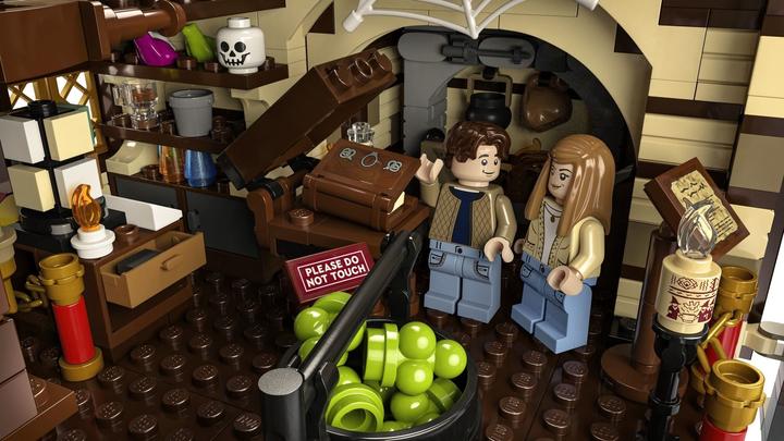Image du produit LEGO Disney Hocus Pocus: The Sanderson Sisters' Cottage (21341, LEGO Ideas, LEGO difficiles à trouver)