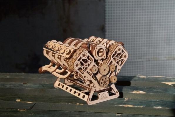 Produktbild Ugears MOTEUR V8 776PCS (FR-DE-EN-POL-ES-UKR)