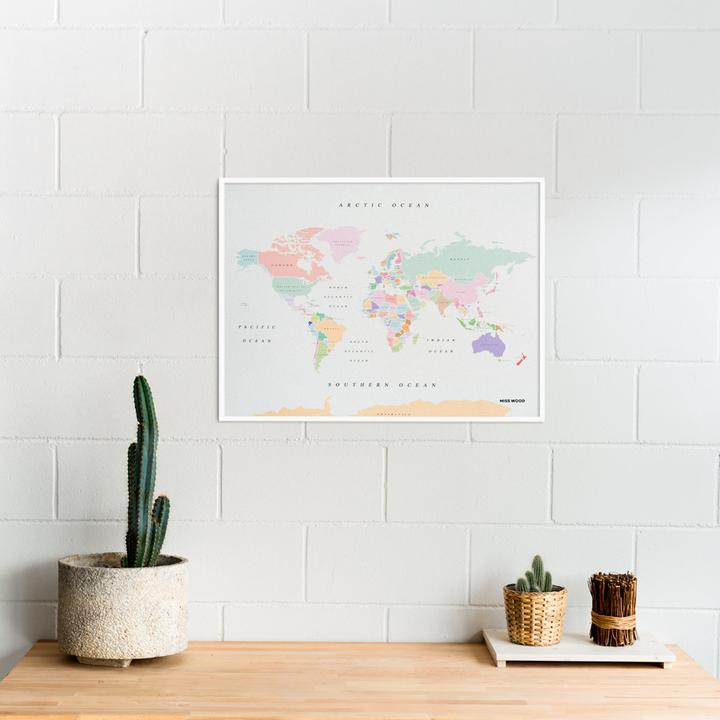 Produktbild Miss wood Woody Map Weltkarte - Watercolor - L - Retro - weisser Rahmen (Pinnwand, Weltkarte, 60 x 45 cm)