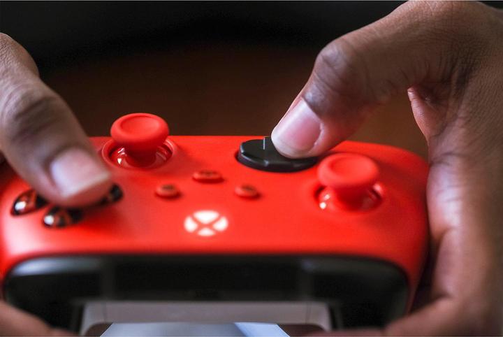 Immagine prodotto Microsoft Xbox Wireless Controller - Pulse Red (Xbox Serie S, Xbox One S, PC, Xbox One X, Xbox Series X)