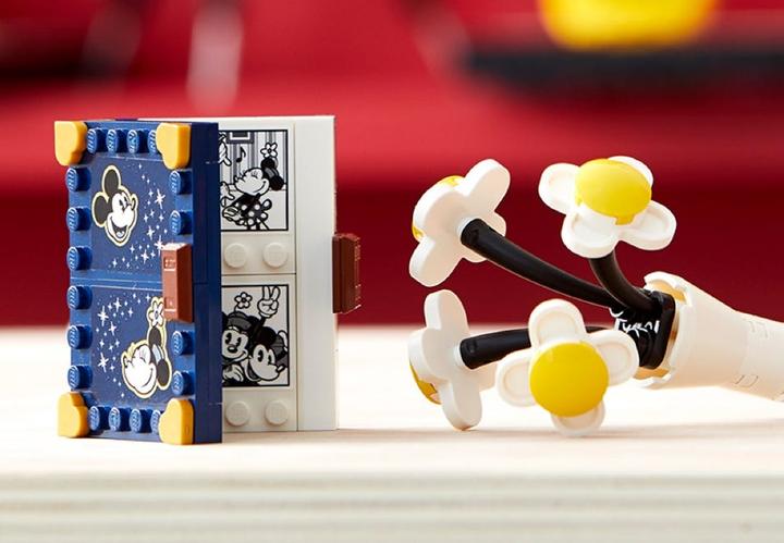 Actual product image LEGO Mickey Mouse and Minnie Mouse (43179, LEGO Disney, LEGO Rare Sets)
