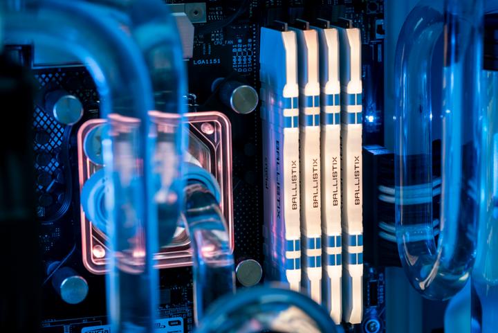 Immagine prodotto Crucial Ballistix RGB (2 x 16GB, 3600 MHz, DDR4-RAM, DIMM)