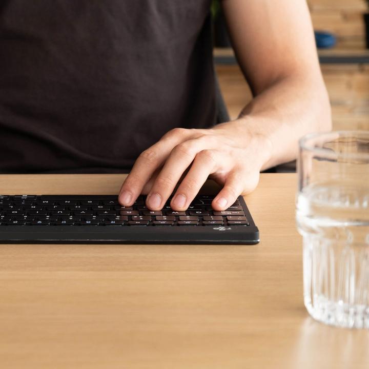 Produktbild R-Go Tools R-Go Compact Break ergonomische Tastatur, QWERTZ (DE), bluetooth, schwarz (DE, Kabellos)