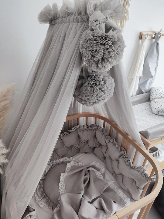 Produktbild Baby-Nest Betthimmel Tüll Grau mit 2 Pompons