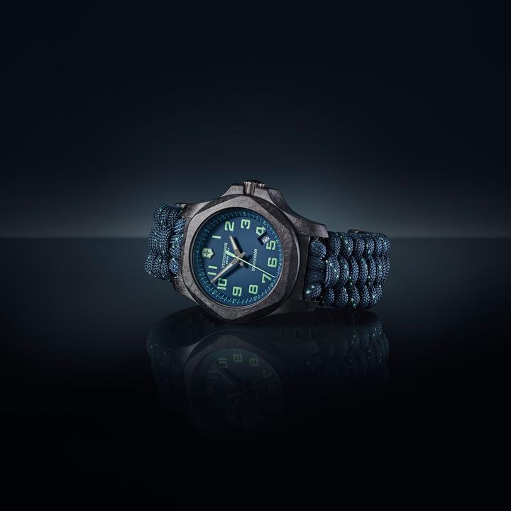 Produktbild Victorinox I.n.o.x. Carbon (Analoguhr, Swiss Made, 43 mm)