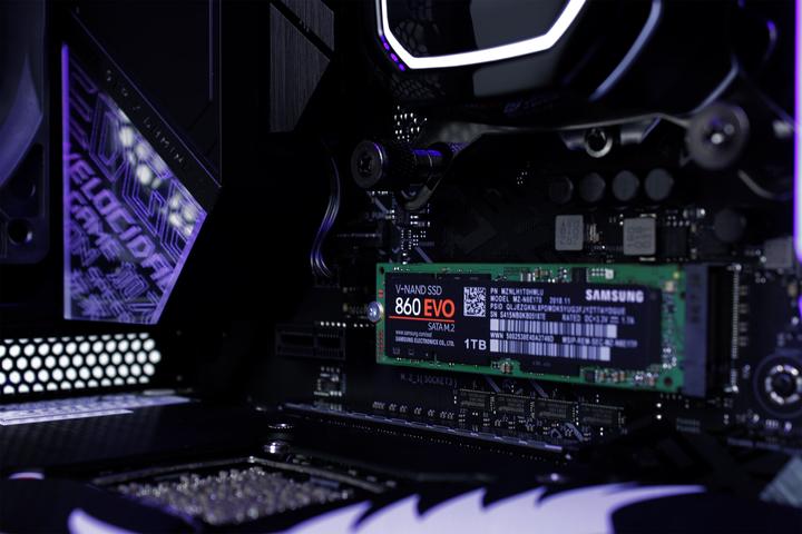 Produktbild Mifcom Savage (Intel Core i9-9900K, 32 GB, 1000 GB, GeForce RTX 2080 Ti)